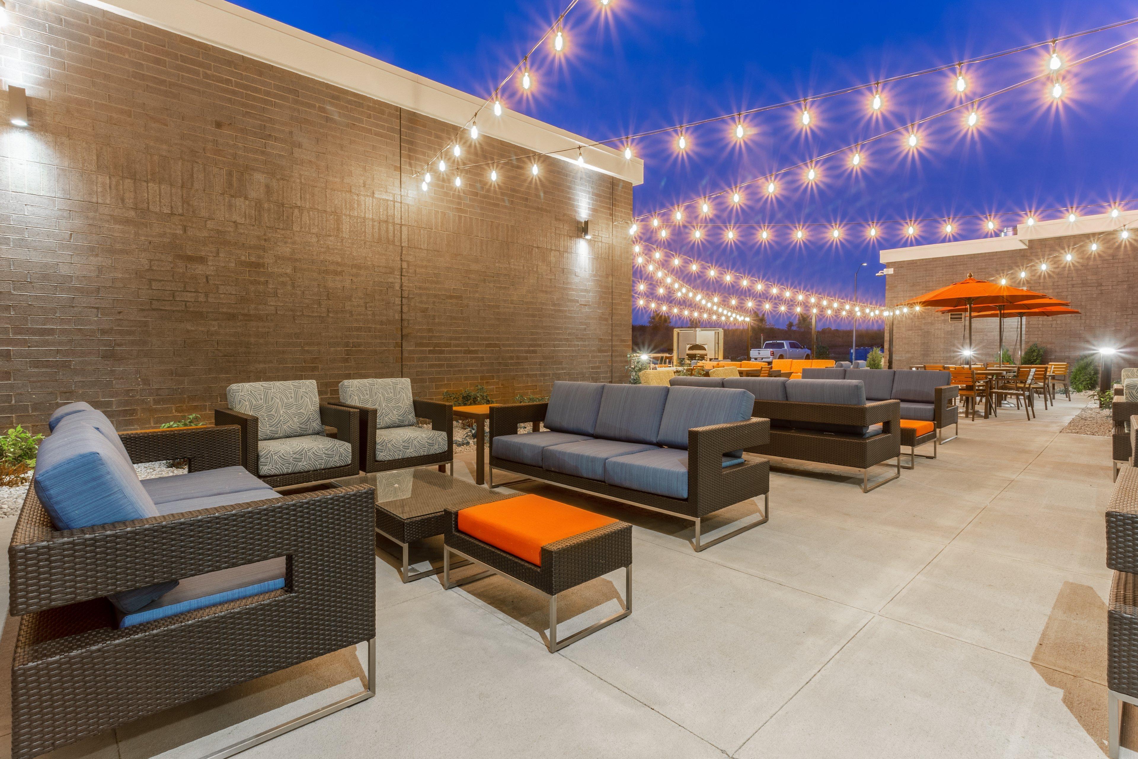 Holiday Inn & Suites Cedar Falls-Waterloo Event Ctr By Ihg Exterior photo