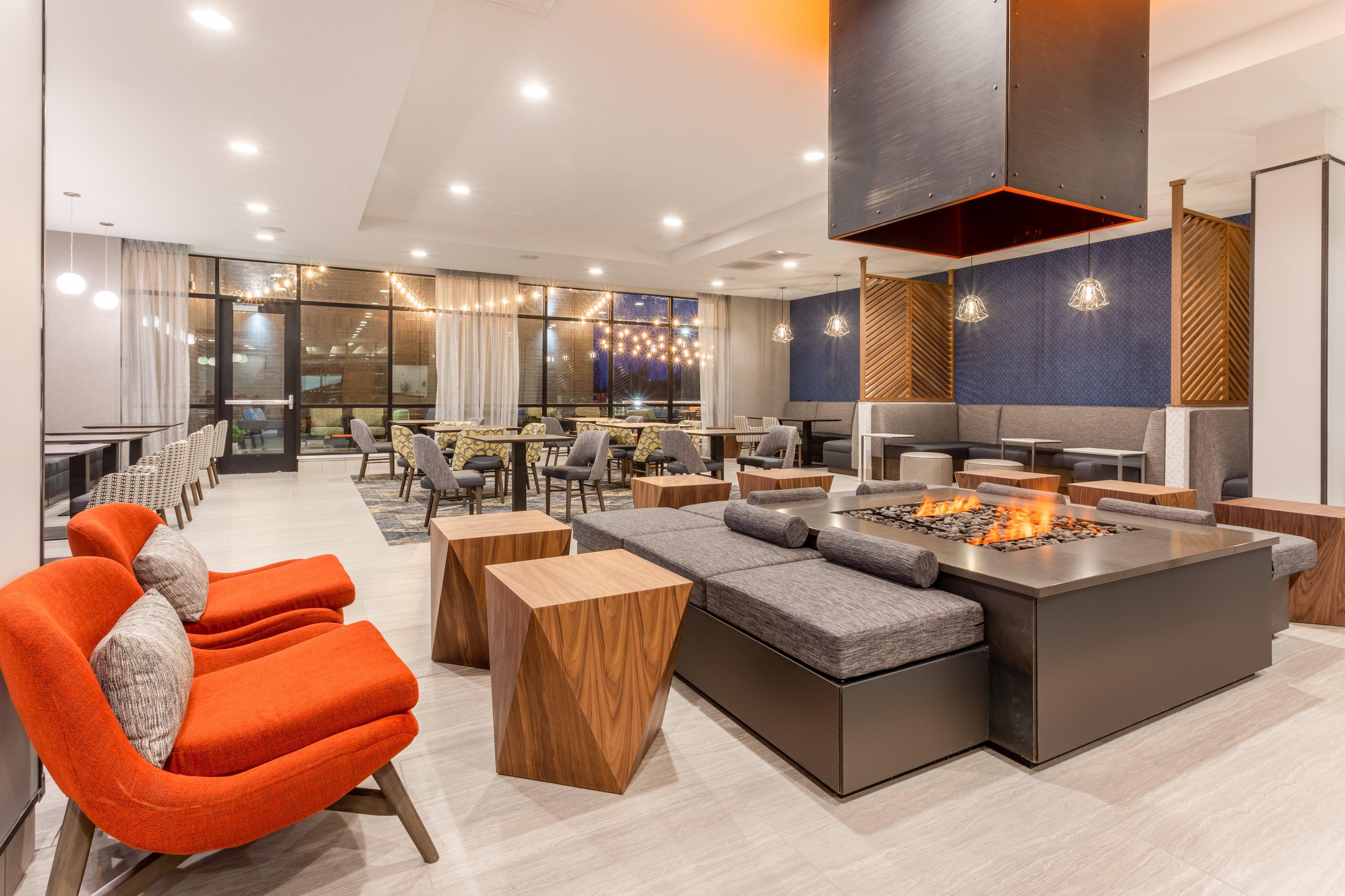 Holiday Inn & Suites Cedar Falls-Waterloo Event Ctr By Ihg Exterior photo