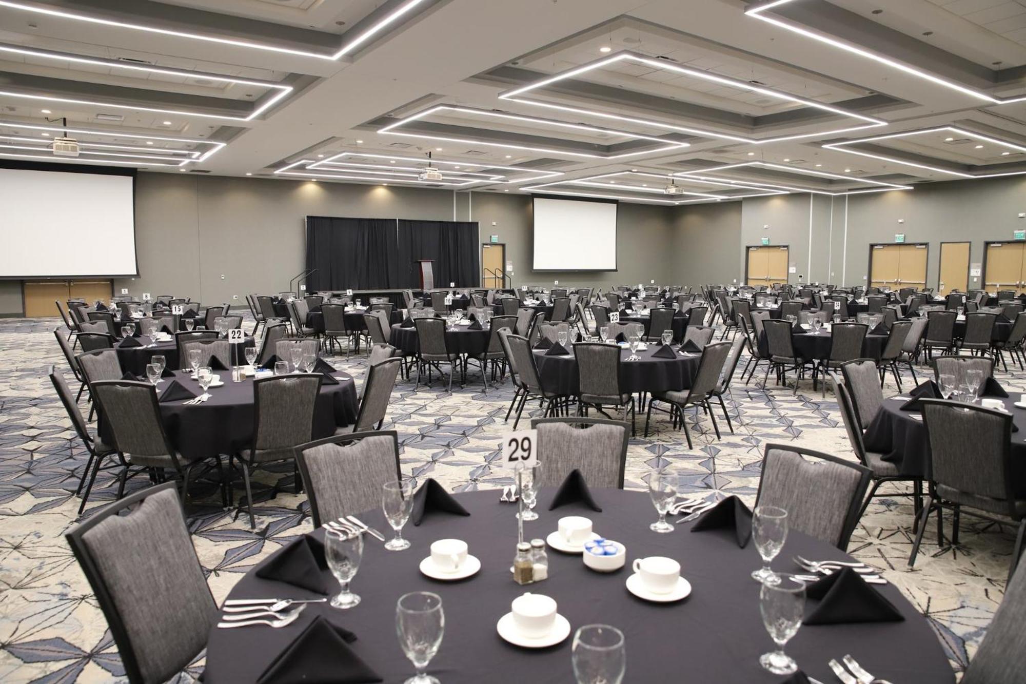 Holiday Inn & Suites Cedar Falls-Waterloo Event Ctr By Ihg Exterior photo