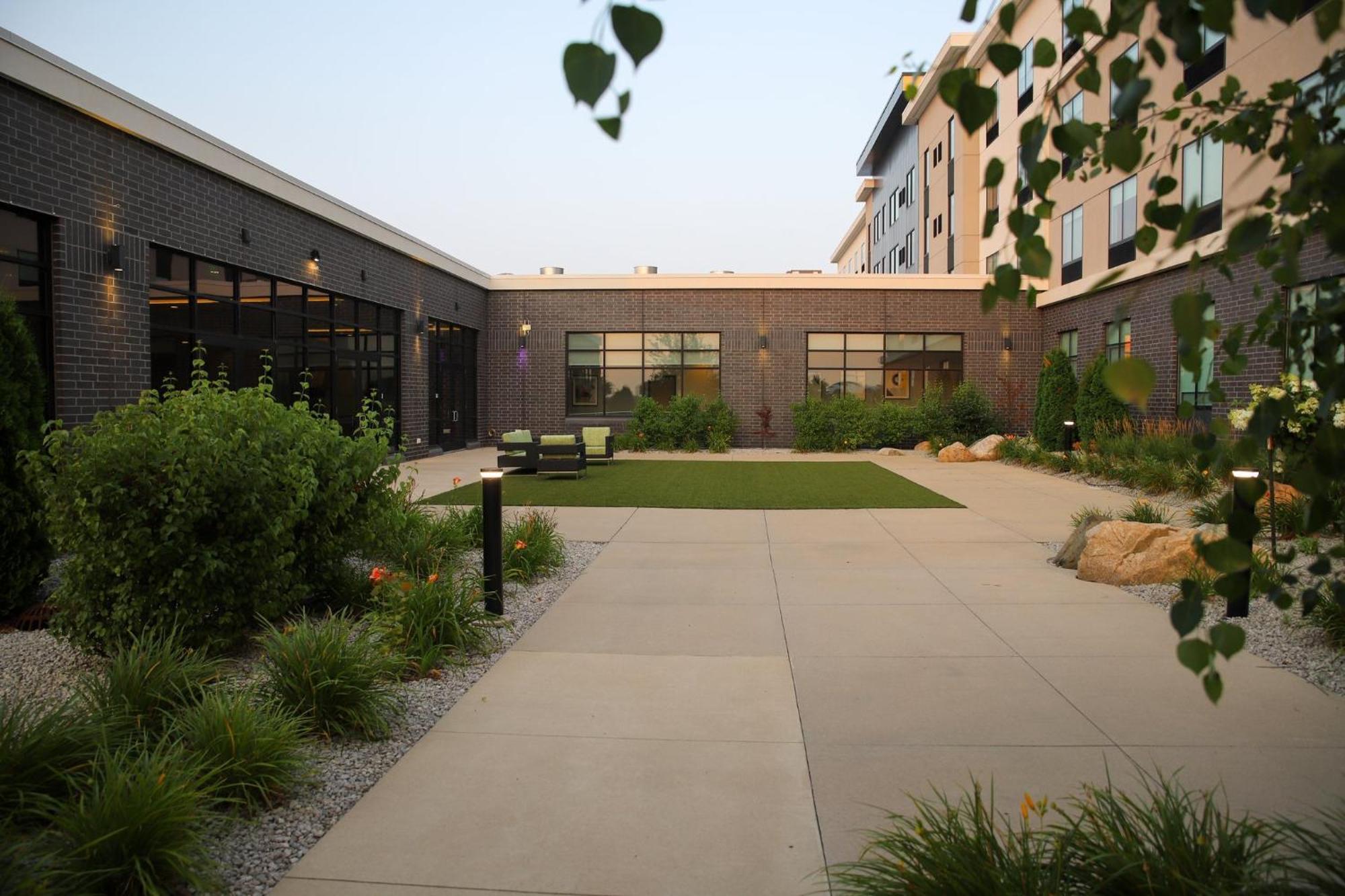 Holiday Inn & Suites Cedar Falls-Waterloo Event Ctr By Ihg Exterior photo