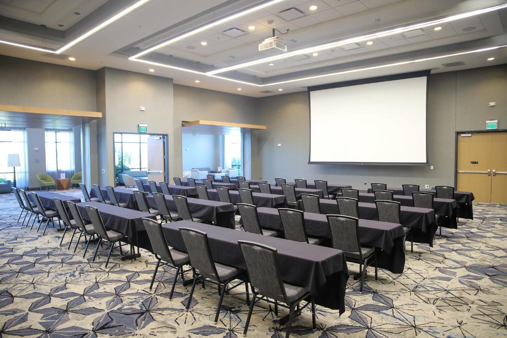 Holiday Inn & Suites Cedar Falls-Waterloo Event Ctr By Ihg Exterior photo
