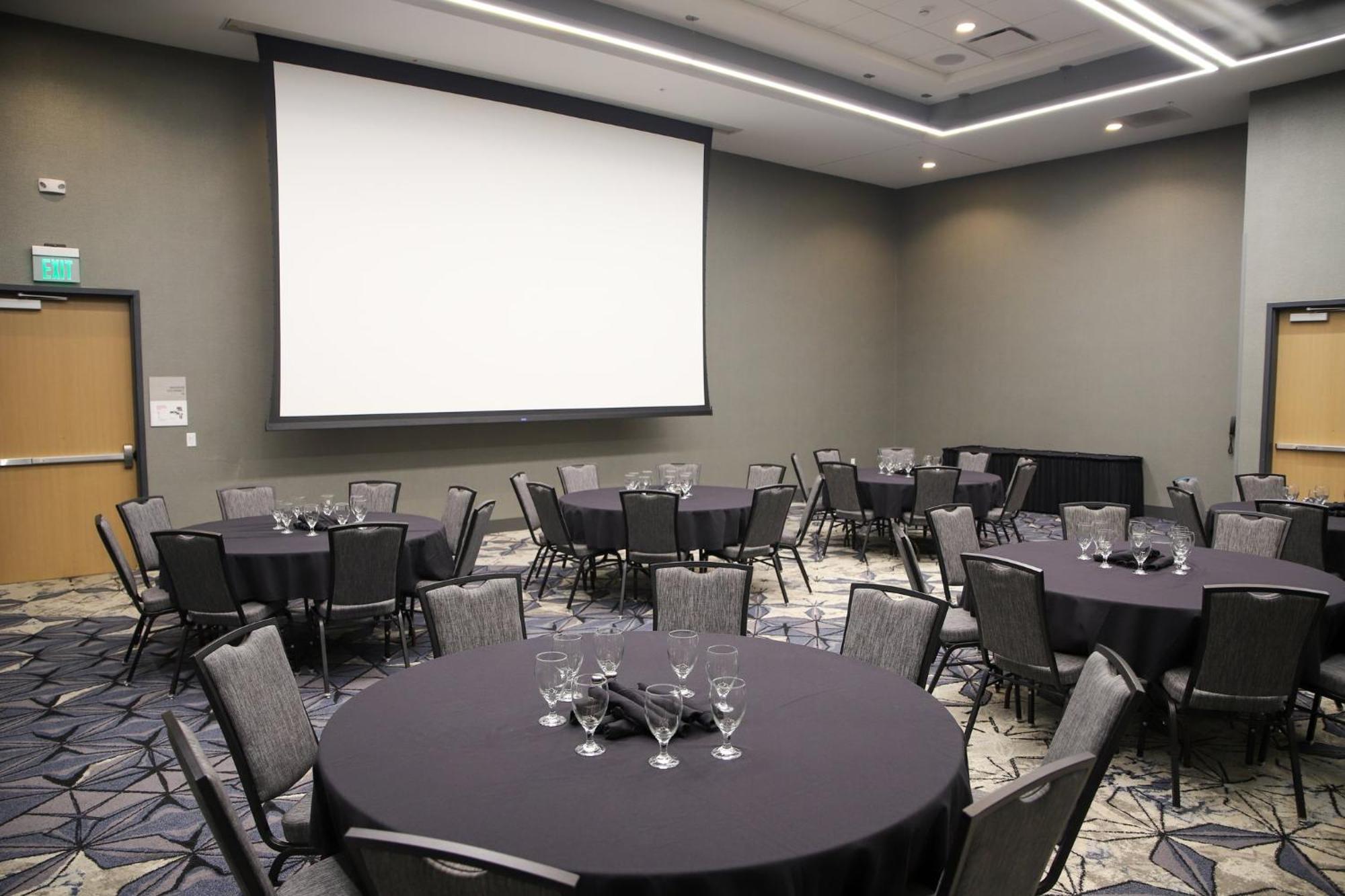 Holiday Inn & Suites Cedar Falls-Waterloo Event Ctr By Ihg Exterior photo